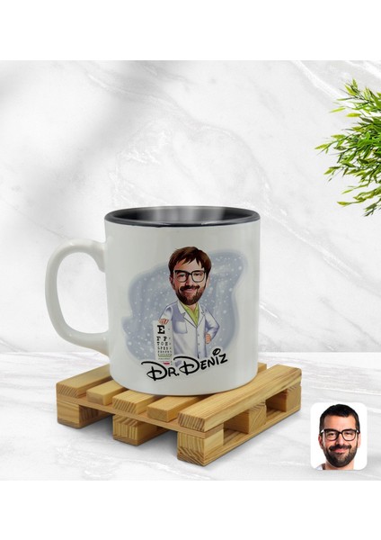 Kişiye Özel Erkek Göz Doktoru Karikatürlü Içi Siyah Renkli Kupa Bardak Model 1