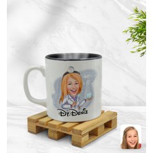 BK Kişiye Özel Kadın Diş Hekimi Karikatürlü Içi Siyah Renkli Kupa Bardak Model 1