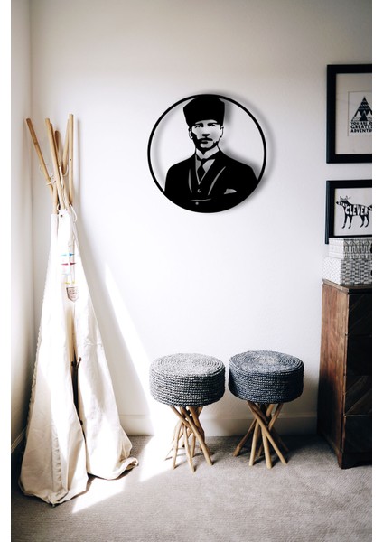 Daire Içinde Atatürk Portresi Metal Tablo