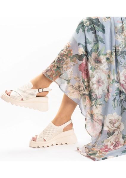 Kadın Deri Günlük Dolgu Tabanlı ve Fuspetli Yumuşak Iç Tabanlı Sandalet