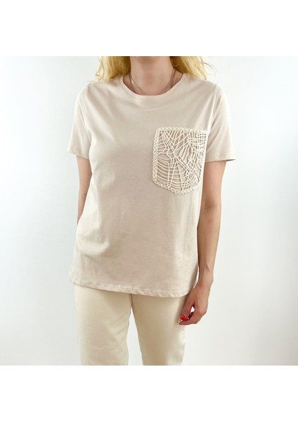 Cep Kroşe Detaylı Krem Renk Tişört
