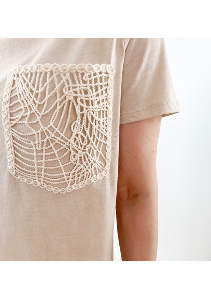 Cep Kroşe Detaylı Krem Renk Tişört fiyatları