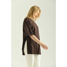 Moviment Kahverengi Duble Kol Geniş Kesim Asimetrik Yırtmaçlı Örme T-Shirt