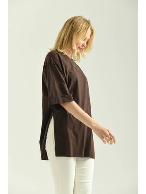 Moviment Kahverengi Duble Kol Geniş Kesim Asimetrik Yırtmaçlı Örme T-Shirt