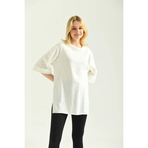 Beyaz Duble Kol Geniş Kesim Asimetrik Yırtmaçlı Örme T-Shirt