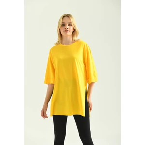 Sarı Duble Kol Geniş Kesim Asimetrik Yırtmaçlı Örme T-Shirt