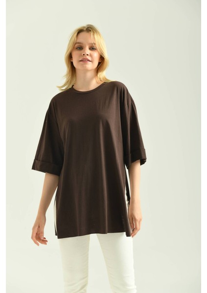 Kahverengi Duble Kol Geniş Kesim Asimetrik Yırtmaçlı Örme T-Shirt indirimleri