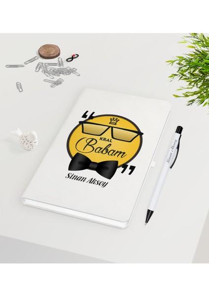 Kişiye Özel Kral Babam Tasarımlı 9 x 14 cm Beyaz Defter ve Kalem Seti - Model 1