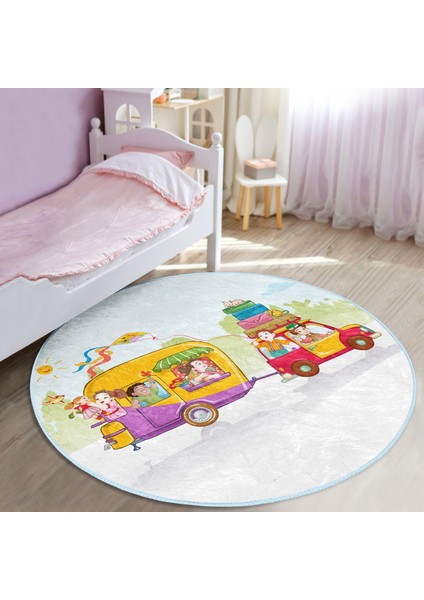 Karavanda Neşeli Aile Motifli Çocuk & Genç Odası Makinede Yıkanabilir Kaymaz Tabanlı Yuvarlak Çocuk Halısı