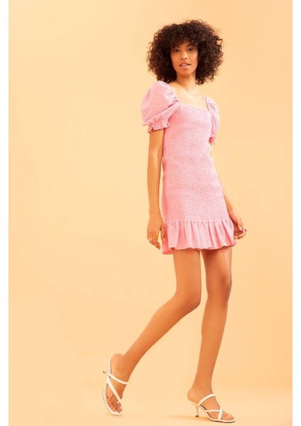 Babydoll Kare Yaka Gofre Dokulu Balon Kollu Mini Yazlık Elbise X6766AZ22SM fiyatları