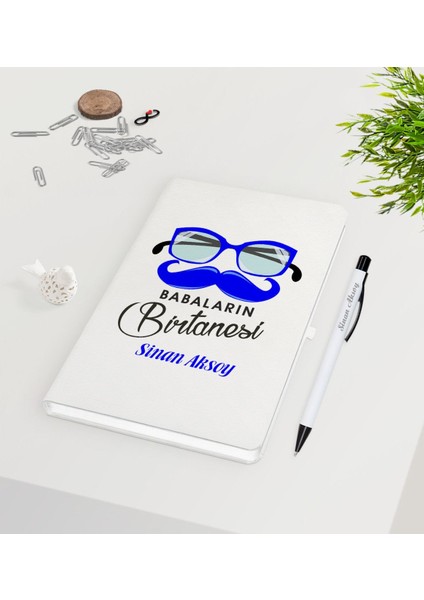 Kişiye Özel Babaların Bir Tanesi Tasarımlı 9X14CM Beyaz Defter ve Kalem Seti - Model 1