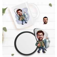 BK Kişiye Özel Erkek Balıkçı Karikatürlü Beyaz Kupa ve Ahşap Bardak Altlığı Hediye Seti-1