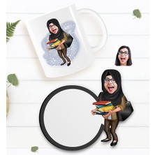 BK Kişiye Özel Tesettürlü Kadın Öğretmen Karikatürlü Beyaz Kupa ve Ahşap Bardak Altlığı Hediye Seti-2
