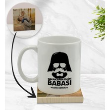BK Kişiye Özel Galaksinin En Iyi Babası Tasarımlı Beyaz Kupa Bardak ve Ahşap Bardak Altlığı Hediye Seti - Model 1