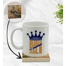 BK Kişiye Özel Babaların En Kralı Tasarımlı Beyaz Kupa Bardak ve Ahşap Bardak Altlığı Hediye Seti - Model 2