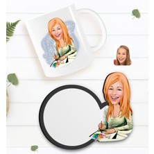 BK Kişiye Özel Kadın Grafik Tasarımcı Karikatürlü Beyaz Kupa ve Ahşap Bardak Altlığı Hediye Seti-1