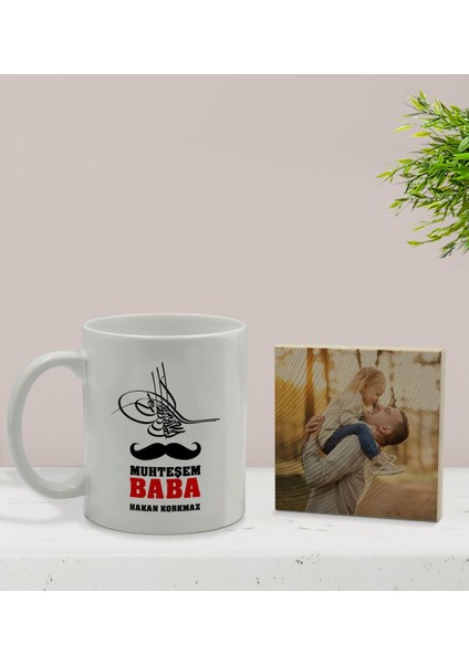 Kişiye Özel Muhteşem Baba Tasarımlı Beyaz Kupa Bardak ve Ahşap Bardak Altlığı Hediye Seti - Model 1