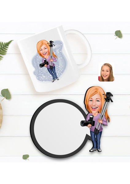 Kişiye Özel Kadın Fotoğrafçı Karikatürlü Beyaz Kupa ve Ahşap Bardak Altlığı Hediye Seti-1