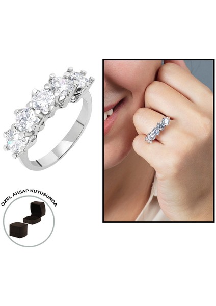 Starlight Diamond Pırlanta Montür 925 Ayar Gümüş Bayan Beştaş Yüzük