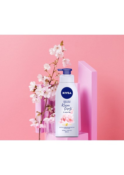 NIVEA Değerli Yağlar İçeren Vücut Losyonu Kiraz Çiçeği & Jojoba Yağı (400ml); Normal / Kuru Ciltler için;  24 Saat Nemlendirme ; Hızlı Emilen Losyon