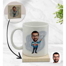 BK Kişiye Özel Erkek Öğretmen Karikatürlü Beyaz Kupa Bardak ve Ahşap Bardak Altlığı Hediye Seti - Model 2