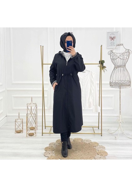 Siyah Içi Çizgili ve Kendinden Astarlı Su Geçirmez Kadın Trençkot