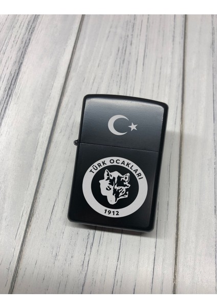 Atölye Çizgi Türk Ocakları Benzinli Zippo Çakmak Siyah Ahşap Kutulu