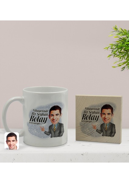 Kişiye Özel Erkek Nihayetinde Karikatürlü Beyaz Kupa Bardak ve Ahşap Bardak Altlığı Hediye Seti - Model 2 fiyatları