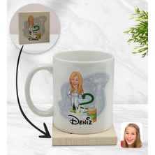 BK Kişiye Özel Kadın Eczacı Karikatürlü Beyaz Kupa Bardak ve Ahşap Bardak Altlığı Hediye Seti - Model 2