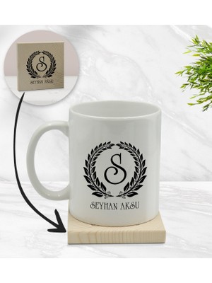 Bk Gift Kişiye Özel Çelenk Baş Harfli Isimli Beyaz Kupa Bardak ve Ahşap Bardak Altlığı Hediye Seti - Model 6