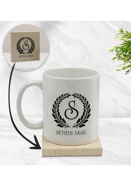 Gift Kişiye Özel Çelenk Baş Harfli Isimli Beyaz Kupa Bardak ve Ahşap Bardak Altlığı Hediye Seti - Model 6