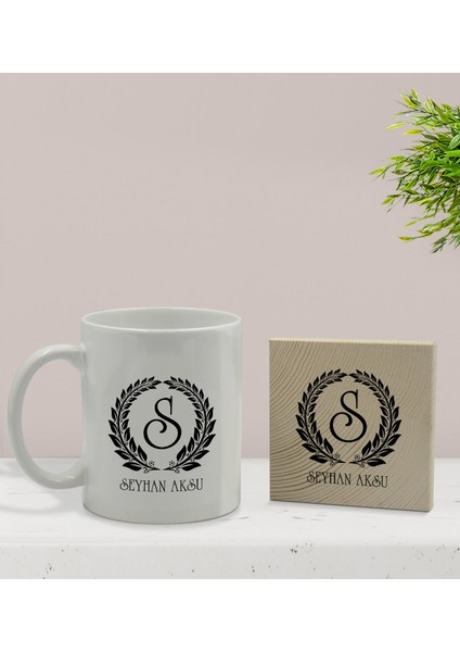Gift Kişiye Özel Çelenk Baş Harfli Isimli Beyaz Kupa Bardak ve Ahşap Bardak Altlığı Hediye Seti - Model 6 fiyatları