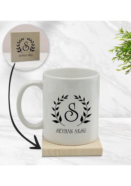 Gift Kişiye Özel Çelenk Baş Harfli Isimli Beyaz Kupa Bardak ve Ahşap Bardak Altlığı Hediye Seti - Model 4