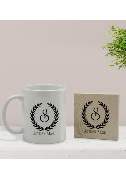 Gift Kişiye Özel Çelenk Baş Harfli Isimli Beyaz Kupa Bardak ve Ahşap Bardak Altlığı Hediye Seti - Model 2 fiyatları
