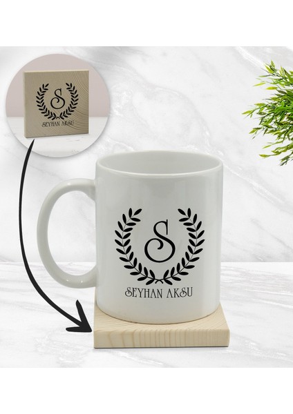 Gift Kişiye Özel Çelenk Baş Harfli Isimli Beyaz Kupa Bardak ve Ahşap Bardak Altlığı Hediye Seti - Model 5