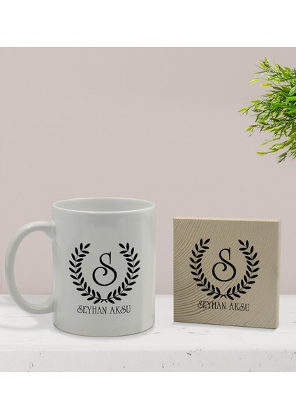 Gift Kişiye Özel Çelenk Baş Harfli Isimli Beyaz Kupa Bardak ve Ahşap Bardak Altlığı Hediye Seti - Model 5 fiyatları