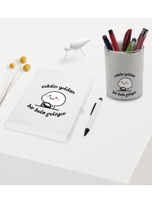 Bk Gift Bir Bela Geliyor Tasarımlı Beyaz Defter Kalem ve Kalemlik Hediye Seti - Model 1