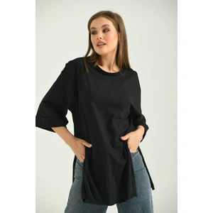 Siyah Duble Kol Geniş Kesim Asimetrik Yırtmaçlı Örme T-Shirt
