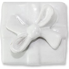 Mutlu Adım 24 Adet Beyaz Fiyonklu Kare Kutu Biblo 4 x 4 cm