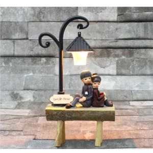 Sevgiliye Hediye İsme Özel Bankta Oturan Çift Dekoratif Masa Lambası