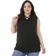 Büyük Beden Yakası Bağlamalı Dik Yaka Yanı Yırtmaçlı Dökümlü Kolsuz Siyah Bluz