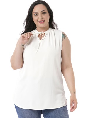 Büyük Beden Yakası Bağlamalı Dik Yaka Yanı Yırtmaçlı Dökümlü Kolsuz Beyaz Bluz