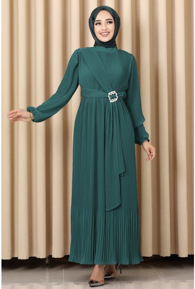 Stilife Beli Taş Tokalı Piliseli Şifon Elbise-Zümrüt Yeşil