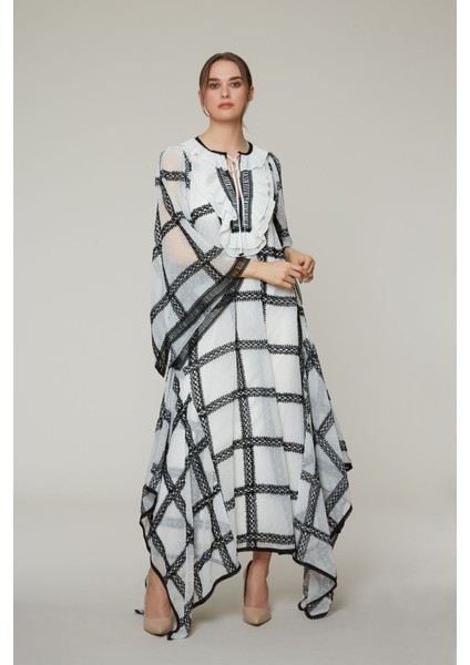 Şerit Dantelli Fırfırlı Yakalı Uzun Kaftan