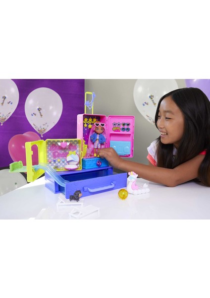 Extra Mini ve Hayvan Dostları'nın Seyahat Maceraları Oyun Seti, 2 Yavru Köpek ve Barbie Extra Mini Bebek, Havuz, Kaydırak, Parti Salonu ve Aksesuarlar, 3 Yaş ve Üzeri HDY91