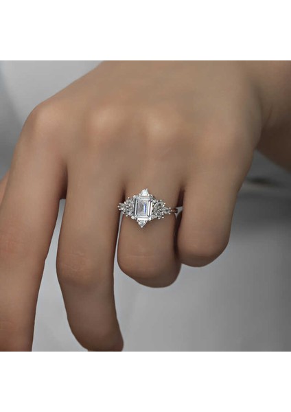 Gümüş Beyaz Baget Taşlı Kadın Yüzük