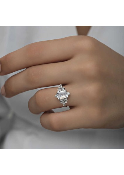 Gümüş Beyaz Baget Taşlı Kadın Yüzük modelleri