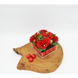 Afloday Kırmızı Kumaş Çiçekli Tasarım Kare Gold Kozalaklı Pleksi Kutu Çikolata