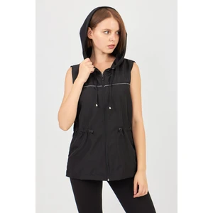 Moda Tuğram Siyah Mikro Kumaş Yelek Kadın Kapüşonlu Tasarım Yağmur Koruması Sunar