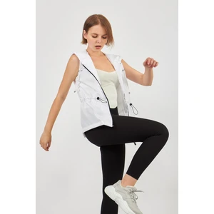 Moda Tuğram Beyaz Mikro Kumaş Yelek